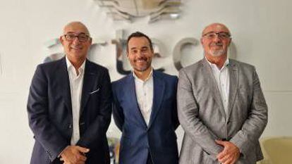 Jorge Ramis, cofundador de Acteco, Jaime Martín, director de Refino y Química de Repsol, y Juan Manuel Erum, cofundador de Acteco.