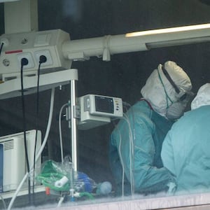 Personal sanitario, en la UCI del Hospital La Paz de Madrid en marzo.