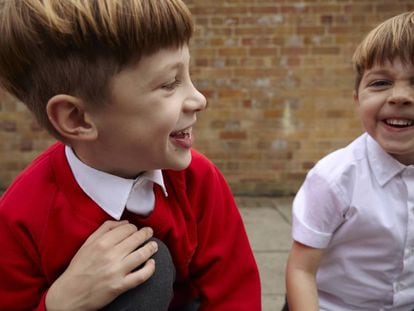 No, ninguno de estos niños es el columnista que abajo firma (la foto está tomada en Londres), pero tienen en común con él el haber vivido en esa extraña microsociedad que es el patio de la escuela. 