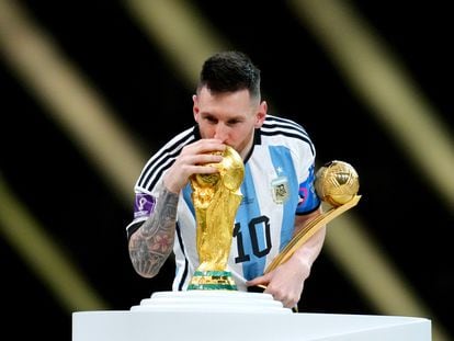 Lionel Messi besa la Copa del Mundo durante la entrega de premios en el estadio Lusail de Qatar.