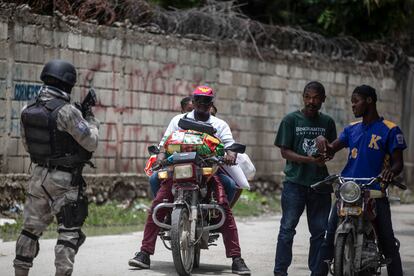 El departamento de Policía de Haití, que carece de personal y recursos, está compuesto aproximadamente por 11,000 oficiales para un país de más de 11 millones de habitantes. En la imagen, un oficial patrulla una calle durante una operación antipandillas en Croix-des-Missions, al norte de Port-au-Prince, el 28 de abril de 2022.