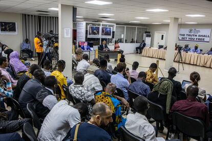 Edward Singhateh, quien lideró junto a Jammeh el golpe de Estado de 1994 que derrocó al presidente Dawda Jawara, declara ante la TRRC. Singhateh está supuestamente implicado en numerosas violaciones de los derechos humanos tanto contra civiles como militares.