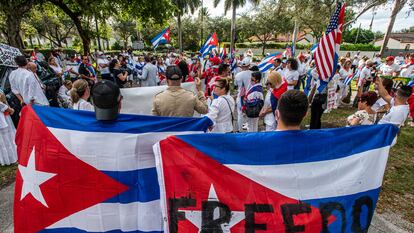 Cubanos se manifiestan frente a la Arquidiócesis de Miami, en octubre pasado.
