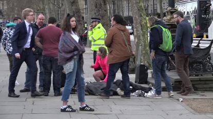 La joven es atendida por transeúntes tras ser rescatada de las aguas del río Támesis tras el atentado.