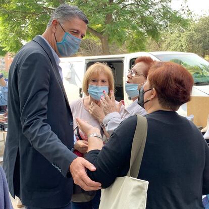 Albiol saluda a unas vecinas en el mercadillo de Montigalà. en una fotografía del PP.