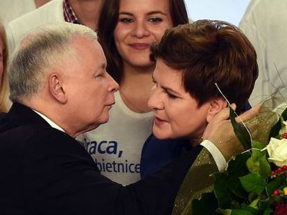 Jaroslaw Kaczynski felicita a Beata Szydlo tras ganar.