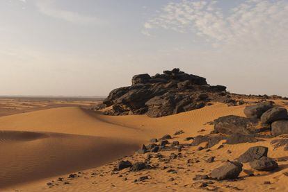 Sudán del Sur es uno de los países que más sufren los fenómenos extremos, afectado por las sequías y las inundaciones. El conflicto civil que asola al país más joven del mundo y la fuerte sequía de este 2018 dejan a su población en un estado de vulnerabilidad frente a las hambrunas. En la foto, dunas de arena cerca de Meroe, en el Desierto de Nubia, una de las zonas más áridas del país.