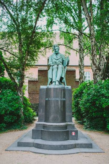 Estatua de Kierkegaard, en el jardín de la biblioteca de Copenhague.