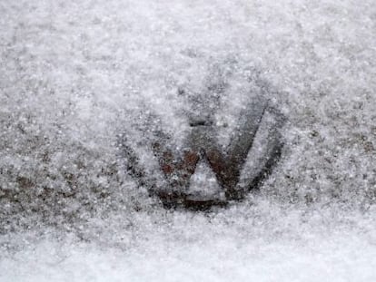 Logo de Volkswagen bajo la nieve.