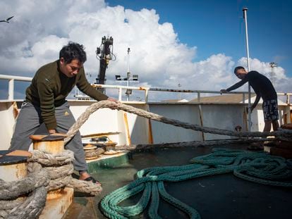 Than Htike, mecánico birmano de 38 años y Nyo Tun Lwin, contramaestre birmano de 30 años recogiendo un cabo en la cubierta del 'Sea Condor', abandonado en el Puerto de Santa María desde abril.