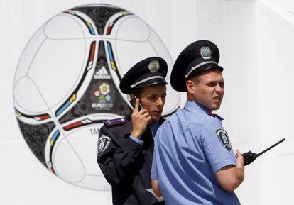 Dos polic&iacute;as ucranianos, en Kiev.