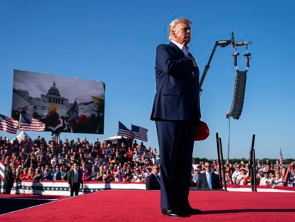 Donald Trump, en el comienzo de su mitin en Waco (Texas), mientras se escucha a condenados por el asalto al Capitolio interpretar el himno nacional y se proyectan imágenes del 6 de enero de 2021 en las pantallas.