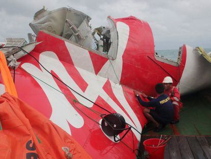 Parte del avión siniestrado recuperado el pasado 10 de enero. 