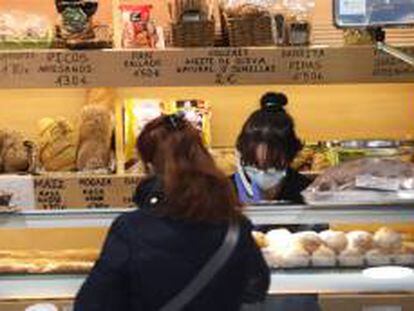 Una mujer compra en una de las panaderías abiertas en la capital durante el estado de alarma.
