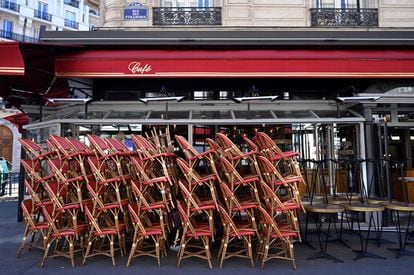 Sillas apiladas en un restaurante cerrado en París