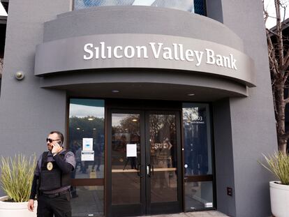 Un guardia de seguridad, en la entrada de las oficinas de Silicon Valley Bank en Santa Clara (California).