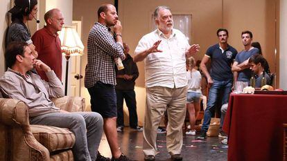 Francis Ford Coppola (de blanco) da instrucciones durante un ensayo, en julio de 2016, en Los Ángeles, de 'Distant Vision'.