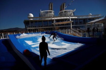 En la cubierta hay una piscina para quienes se atrevan a entrar en el simulador de surf. Para los más deportistas también hay dos rocódromos de unos 13 metros de alto.