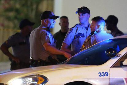 Oficiales de policía en el lugar del tiroteo en Baton Rouge, el 17 de julio.