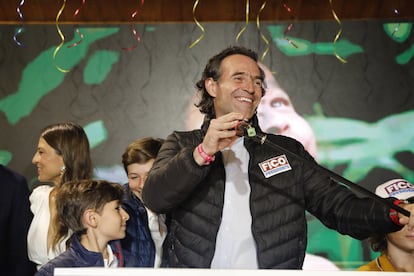 Fico Guitiérrez, candidato a la Presidencia por la coalición Equipo por Colombia, celebra en Bogotá, Colombia, el 13 de marzo de 2022.
