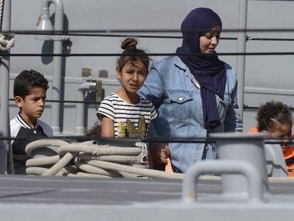 Una mujer y varios niños del Aquarius desembarcan en Malta este domingo.