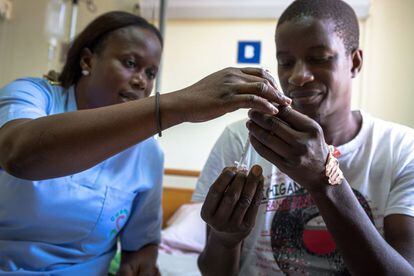 La enfermera Coumba Faye se encarga de sensibilizar, educar y hacer un seguimiento de los enfermos de diabetes. Les enseña desde los alimentos que deben de tomar hasta cómo pincharse y cuando. En ambas fotos, con un paciente en el hospital Pikine de Dakar.