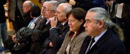 Fidel Pallerols, su mujer, Mari Cruz Guerrero, y Santiago Vallv&eacute;, junto al resto de acusados en el caso Pallerols, en la Audiencia de Barcelona.