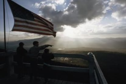 Visitantes contemplando el monte Greylock en el sendero Mohawk (Massachusetts).