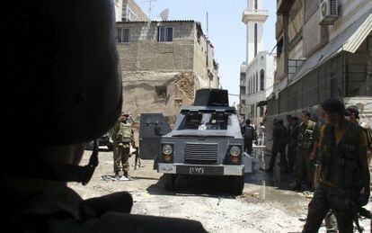 Soldados del ejército sirio controlan una calle en Damasco, el 20 de julio.