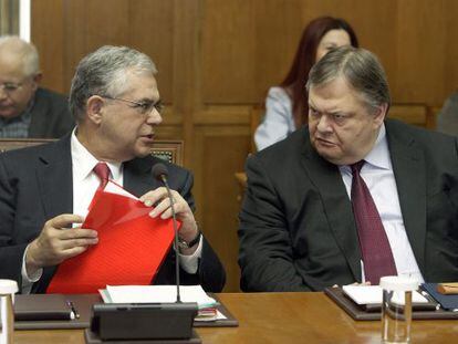 El primer ministro griego, Lucas Papademos (a la izquierda), charla con el ministro griego de Finanzas, Evangelos Venizelos 