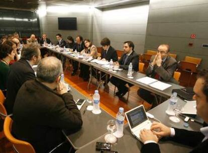 Reunión de ayer entre la ministra González-Sinde y el grupo de <i>blogueros</i> convocados por ella.