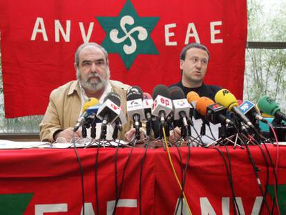 Kepa Bereziartua , presidente de ANV (a la izquierda) y Antxon G&oacute;mez, su secretario general, en una rueda de prensa celebrada en Barakaldo en 2007.