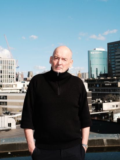 Rem Koolhaas posa en la terraza de la sede de OMA, el estudio de arquitectura que fundó en Róterdam, en exclusiva para ICON Design.