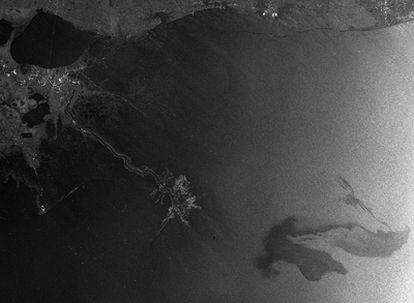 Imagen tomada por el satélite Envisat tomada el pasado 26 de abril, y en la que se ve en la parte inferior derecha la marea negra provocada por el derrumbe de una plataforma petrolera.