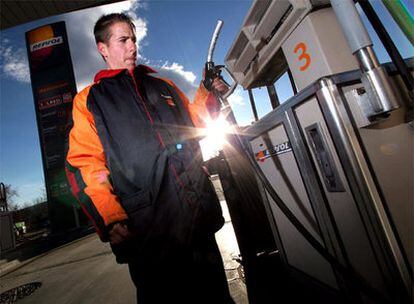 Empleado de una gasolinera de Repsol YPF en Madrid.