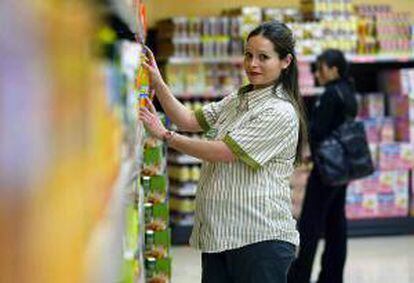 Una empleada de una cadena de supermercados. EFE/Archivo