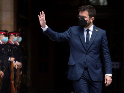 El nuevo presidente de la Generalitat, Pere Aragonès, saluda tras ser elegido por mayoría absoluta en la segunda jornada del debate de investidura, este viernes, en Barcelona.