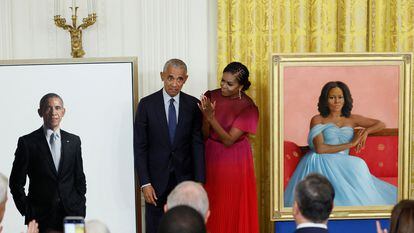 El expresidente Barack Obama y la ex primera dama, Michelle Obama, posan ante sus retratos en la Casa Blanca.