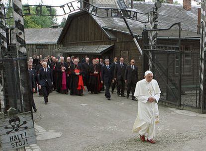 Benedicto XVI cruza la puerta de Auschwitz, el 28 de mayo de 2006, durante su visita al antiguo campo de exterminio nazi.