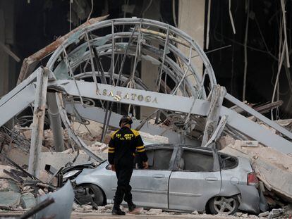 Un miembro del servicio de emergencias observa los destrozos de la explosión del hotel Saratoga en La Habana, el viernes.