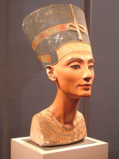 La corona del busto de Nefertiti fue pintada con "azul egipcio"
