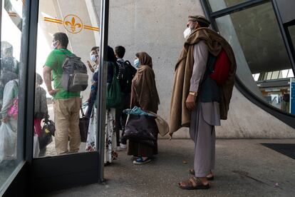 Refugiados afganos, este lunes en la terminal del aeropuerto de Dulles, en Washington.