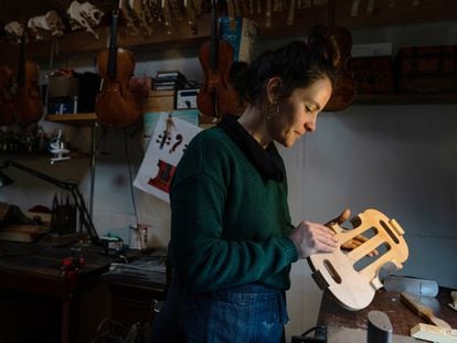 Alejandra Bedoya trabaja en un violín en construcción en su taller en Medellín, el 20 de octubre.