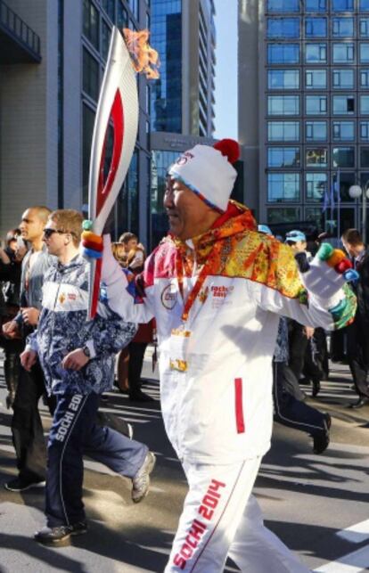 El secretario general de la ONU, Ban Ki-moon, porta la antorcha ol&iacute;mpica en Sochi.