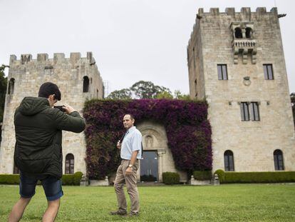 Un grupo de turistas realiza una de las visitas guiadas al Pazo de Meirás, en Sada (Coruña), en 2011.