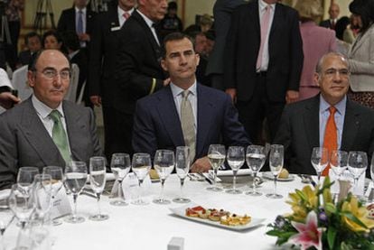 El príncipe de Asturias con  al secretario general de la OCDE, Á. Gurría (derecha) y el presidente de Iberdrola, I. Sánchez Galán.