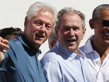 Los expresidentes de EE UU Bill Clinton, George W. Bush y Barack Obama, en 2017.