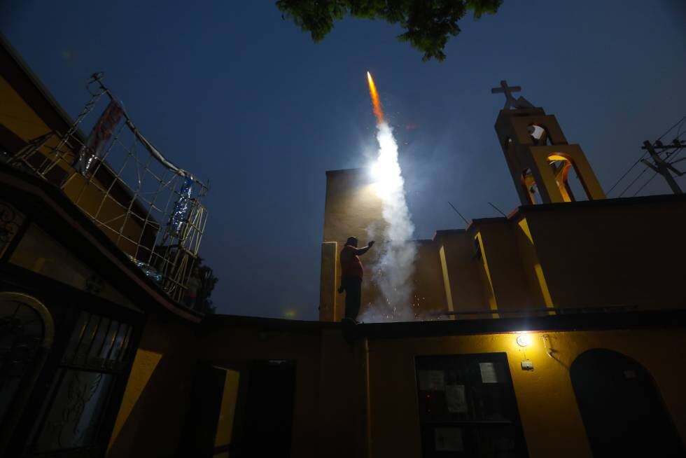 Un cohete surca el cielo de la colonia Tepalcates el pasado domingo.