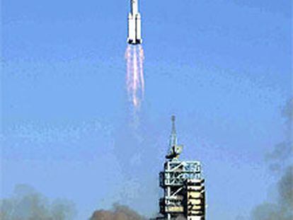 Primeros segundos del lanzamiento de la nave <i>Shenzhou V.</i>