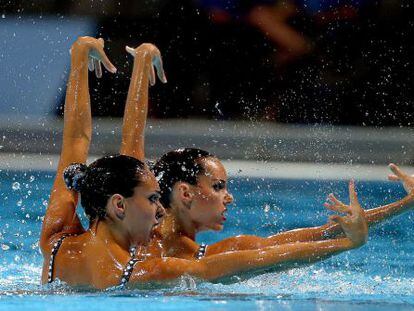 Margalida Crespí y Ona Carbonell nadan el dúo técnico. 